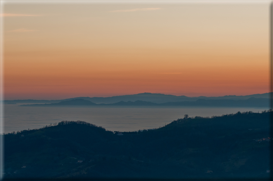 foto Colline nella nebbia al Tramonto